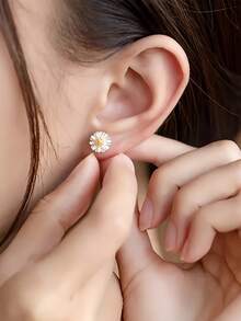 Cercei stud din argint sterlin S925 cu margarete delicate, 1 buc., pentru femei, design minimalist elegant, potriviți pentru purtare zilnică.