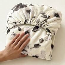 1 pieza Sábana ajustable con estampado de mariposa y hojas, sábana ajustable de terciopelo de leche suave y cálida, antiestática, resistente a las pelusas, con banda elástica en todo el perímetro, sábana ajustable extraíble, protector de colchón, sábana ajustable de estilo nórdico de color crema lujoso, adecuada para otoño/invierno, se ajusta a cama individual/doble/queen, incluye 1 sábana ajustable solamente, sin funda de almohada