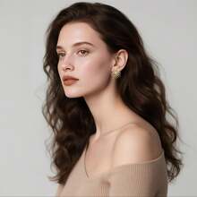 Brincos de design radial de fogos de artifício em metal dourado estilo vintage luxuoso com detalhes em pérola, elegantes