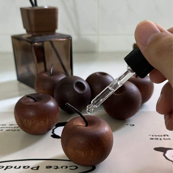 5 pièces Diffuseur en forme de pomme naturel - Diffuseur d'huiles essentielles en bois massif, sans batterie, parfum de longue durée pour la maison et la voiture, idéal pour les décorations de fête et les cadeaux, idée de cadeau de Noël | Design en bois naturel | Diffuseur en bois durable, diffuseur d'huiles essentielles, flacon de parfum vide, bouchon de flacon de parfum