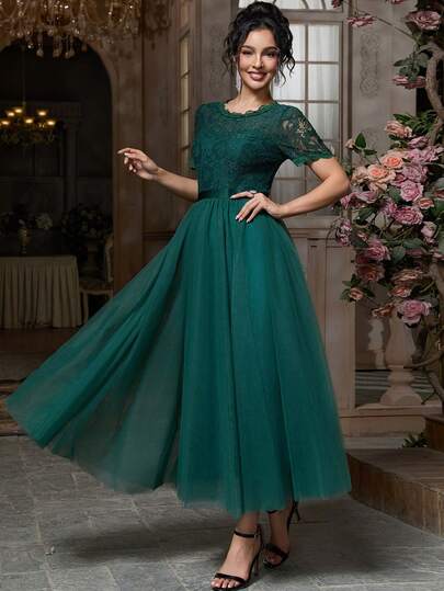 这款别致的短袖网纱鸡尾酒裙采用精致的蕾丝上衣和喇叭形中长裙设计，打造时尚的派对造型。