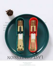 1pc Christmas Desktop Stapler, Cute Mini Stapler For Students, Space-Saving For Home/Office/Student Use, Compact Design, Portable, Colorful Paperclip Christmas Transparent Creative Stationery Set, Clip, Stapler, Christmas Gift