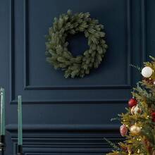 Corona de ramas de pino verde de 45 cm, guirnalda navideña de plástico duradero y realista con agujas y ramas de pino, decoración colgante para interiores y exteriores, puertas, paredes, ventanas, con asa para colgar fácilmente, adorno festivo para Navidad, Acción de Gracias y Año Nuevo