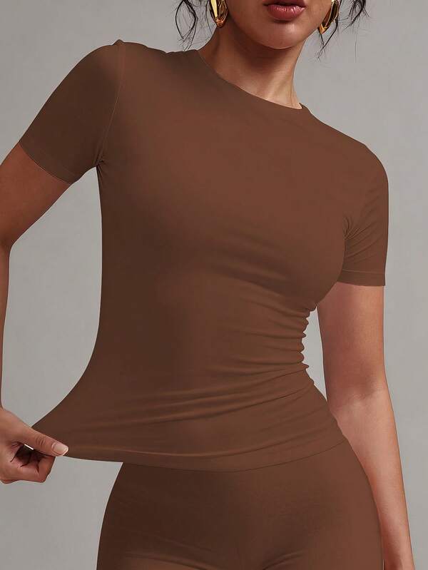 XLLAIS เสื้อยืดคอกลมแขนสั้นทรงเข้ารูปสีพื้นสไตล์สปอร์ตลำลองสำหรับผู้หญิงรุ่น 2025 สีน้ำตาล