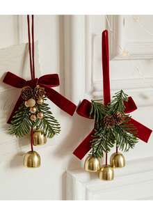 Ornement de cloche de Noël en forme de nœud, associé à des détails de pommes de pin et de branches vertes pour ajouter des touches naturelles. Le son de la clochette est mélodieux. Convient pour être accroché sur l'arbre de Noël, la porte, le mur, les rideaux, la cheminée. Peut également être utilisé comme charm pour voiture, décoration de bureau. Idéal pour la décoration de la maison, du magasin, du café, du restaurant afin de créer une atmosphère chaleureuse et romantique des fêtes, en ajoutant de la profondeur et un sentiment cérémonial à la décoration de Noël.