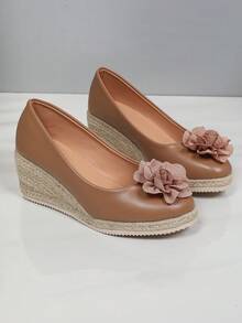 Zapatos de cuña con suela gruesa para mujer - Estilo elegante y de moda - Casual y cómodo - Serie de Oriente Medio - Estilo retro - Uso diario - Casual y versátil - Minimalista - Tacones altos - Slip-on - Cuero sintético con perlas falsas - Tacones altos de plataforma con entramado - Zapatos de cuña con suela gruesa - Marrón - Ver 5