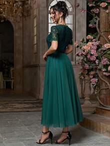 这款别致的短袖网纱鸡尾酒裙采用精致的蕾丝上衣和喇叭形中长裙设计，打造时尚的派对造型。 - 墨綠色 - 查看 3