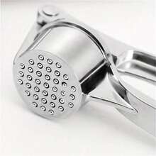 1 Metall Knoblauchpresse, eine manuelle Knoblauchpresse, ein handgehaltenes Ingwer Küchengerät, ein Knoblauchquetscher, ein Knoblauchstampfer, ein Haushalts-Knoblauchschäler für die Küche, tägliche Notwendigkeiten, Haushaltsartikel, Schulanfang Saison, Herbst- und Winterstile, tägliche Notwendigkeiten für Studentenwohnheime während Feiertagen, geeignet für Studentenwohnheime und kleine Geschenke zu Weihnachten, Halloween, Thanksgiving und Silvester