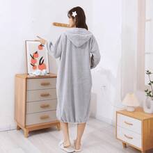 Neue korallrote Fleece-Bademantel mit Kapuze, dick und saugfähig, langärmlig, geeignet als Loungewear für Frauen