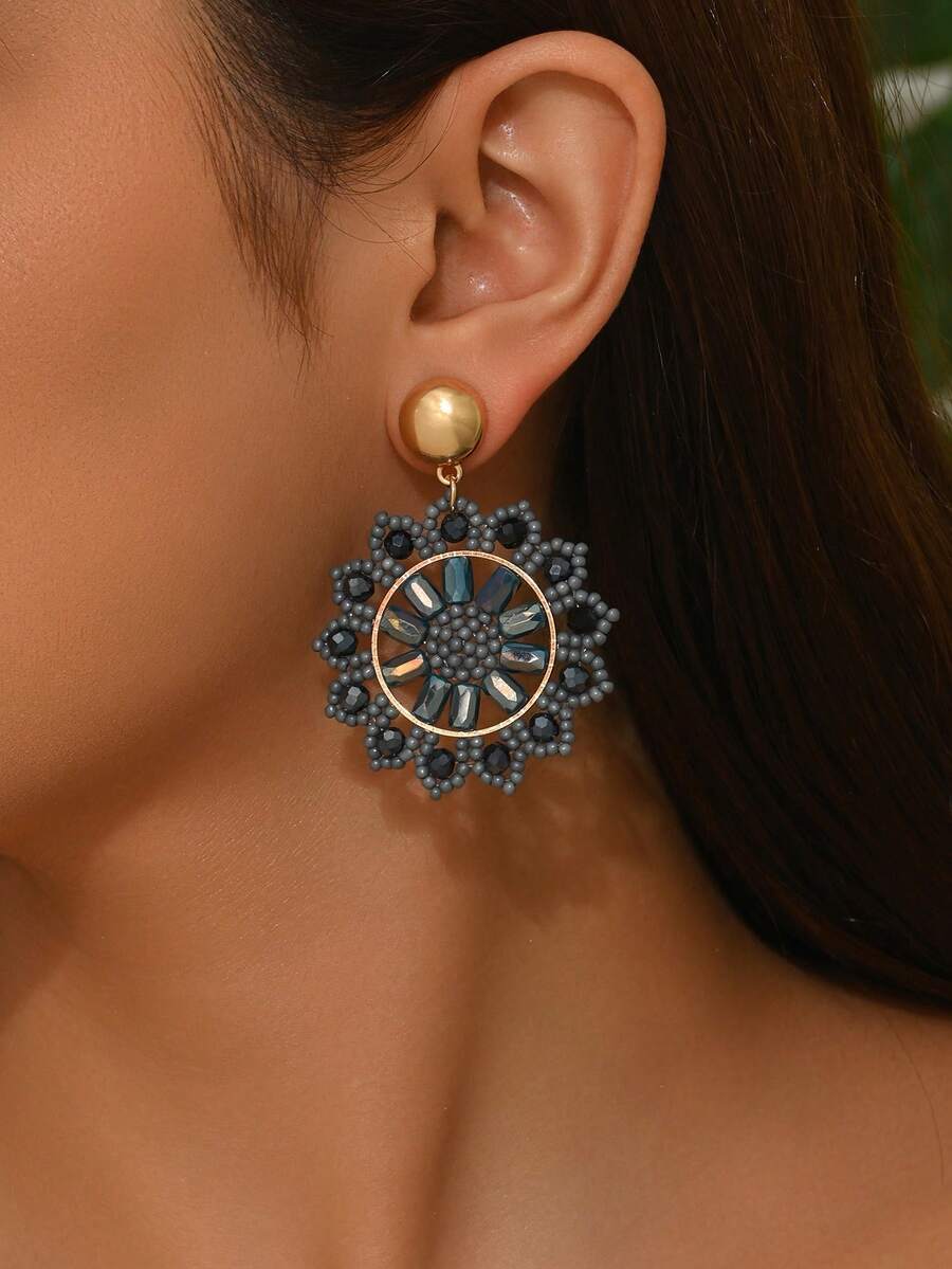 1 对手工波西米亚编织圆形纹理耳环，配深灰色水晶和种子珠花卉图案，时尚设计度假风格手工水晶圆形花卉图案耳环适合女性日常和度假穿着（手工编织种子珠数量、颜色和位置随机） - 深灰色 - 查看 1