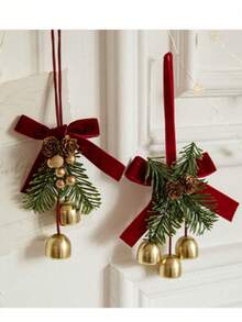 Ornement de cloche de Noël en forme de nœud, associé à des détails de pommes de pin et de branches vertes pour ajouter des touches naturelles. Le son de la clochette est mélodieux. Convient pour être accroché sur l'arbre de Noël, la porte, le mur, les rideaux, la cheminée. Peut également être utilisé comme charm pour voiture, décoration de bureau. Idéal pour la décoration de la maison, du magasin, du café, du restaurant afin de créer une atmosphère chaleureuse et romantique des fêtes, en ajoutant de la profondeur et un sentiment cérémonial à la décoration de Noël.