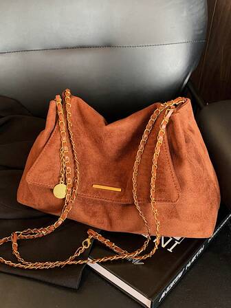 [Retro Metal Chain Shoulder Bag] Fine Texture Highlights The Retro Luxury Texture! The Trapezoidal Bag Body Has An Elegant And Smooth, With Horizontal Metal Strips On The Front, And A Flip-Top Design With A Hidden Magnetic Snap. The Top Is Equipped With A Double-Strand Metal Chain Strap, Which Free Switching Between Single Shoulder And Cross-Body.