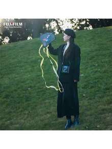 FujiFilm Cameră instantanee de format lat WIDE EVO cu imprimare wireless Bluetooth pentru telefonul mobil, moduri duale de fotografiere, ieșire instantanee HD, performanță portabilă acasă și o cutie cadou în ediție limitată aniversară de 75 de ani a Snoopy.