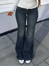 Amerikansk stil med het tjejlook, tillverkade i stretchigt tyg för komfort, låg midja, knappknäppning fram i midjan, figursydda och sexiga, tvättade enfärgade damjeans med fickor.