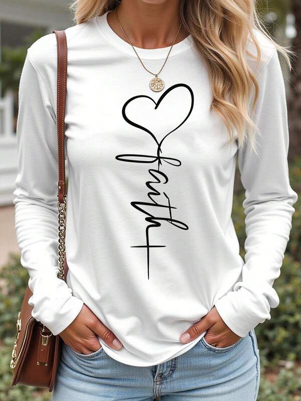 Maglietta bianca a maniche lunghe oversize, uno stile comodo e rilassato per l'autunno e l'inverno. La vestibilità morbida è perfetta per l'allenamento e i look a strati, con una stampa a forma di cuore sul petto.