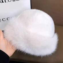 三件套冬季保暖配饰套装，适合女性。采用聚酯纤维面料，内衬加厚保暖层，包含手套、围巾和帽子。非常适合寒冷天气和户外活动，是圣诞节或情人节的完美礼物。