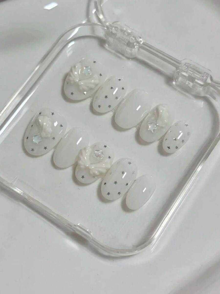 10 Móng Tay Giả Hình Bầu Dục Ngắn - Kiểu Tiên Nữ Thanh Khiết Thủ Công Với Hình Cánh Thiên Thần Trắng 3D, Đế Trắng Trong Suốt & Điểm Nhấn Lấp Lánh Hình Sao | Móng Giả Có Thể Tái Sử Dụng & Tháo Rời Dành Cho Phụ Nữ & Bé Gái | Hoàn Hảo Cho Đám Cưới, Sự Kiện Cô Dâu, Tiệc Tùng & Sử Dụng Hàng Ngày | QUÀ TẶNG: 1 Tờ Keo Dán Móng & 1 Giũa Móng Mini Kèm Theo Để Dễ Dàng Dán - trắng - Xem 1