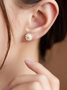 Cercei stud din argint sterlin S925 cu margarete delicate, 1 buc., pentru femei, design minimalist elegant, potriviți pentru purtare zilnică.