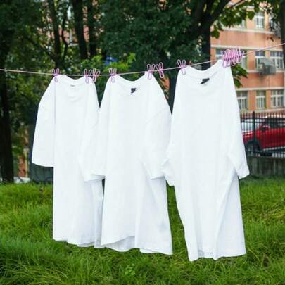 配备夹式晾衣绳，便携式可伸缩防风晾衣绳，适合旅行，12根夹式晾衣绳，晾衣绳长度68英寸可伸展至149英寸，轻便的户外洗衣配件，专为春夏探险设计，防风速干，易于安装和收纳，是露营、海滩、房车、宿舍、阳台或小型公寓的理想之选，室内外均可使用，是忙碌生活方式的多功能旅行晾衣架。