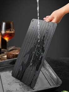 速溶魔法肉类解冻盘 - 快速铝制解冻盘，是一款高效的冷冻肉类解冻器，适合在厨房使用。它非常适合快速便捷地解冻肉类，是一种实用的肉类解冻设备。