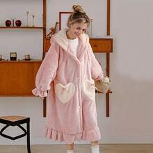 一件时尚柔软舒适的粉色绒面浴袍，适合所有季节。女士舒适珊瑚绒连帽浴袍 - 保暖柔软的家居服，带口袋，可机洗 - 秋冬季的理想之选。 - 彩色 - 查看 6