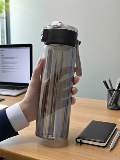 1个800毫升透明塑料水瓶，防漏运动水瓶，适合健身、跑步和户外活动，宽口设计方便清洗和加冰，帮助您全天保持水分充足，是居家、办公、学校和旅行的理想之选，也是假期和夏季必备的水杯，配有过滤器可去除杂质。