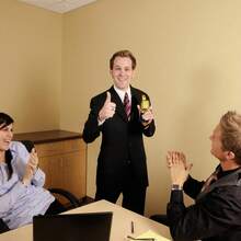 1 Set Plastic Gold Trophy, Thumbs Up Design, Suitable For Office Rewards, Employee Recognition, Event Prizes, Lightweight & Durable, Creative Motivational Gift - Multicolor - View 5