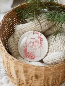 Ornamento di fidanzamento personalizzato, ornamento in ceramica per matrimonio personalizzato, regalo di primo Natale fidanzati, ricordo per coppia appena sposata, decorazione con iniziali e data personalizzata, ornamento con iniziali della coppia, ornamento con data personalizzata, decorazione natalizia personalizzata, ornamento per albero di anniversario, regalo di matrimonio personalizzato, ornamento per coppia personalizzato, ornamento per albero di anniversario, regalo natalizio personalizzato