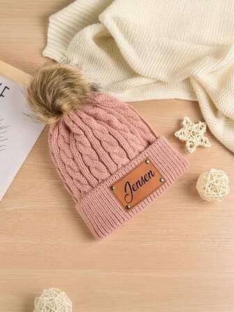 Julklappar, Personliga Pom-Pom-hattar med namn, Graverade Pom-Pom-hattar, Anpassade stickade mössor, Vintermössor, Duschgåvor, Lädernamnsmärken med Pom-Pom-hattar, Julklappstillbehör