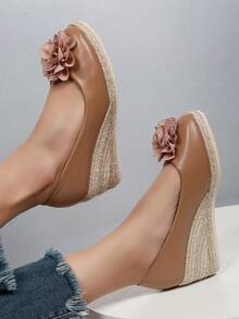 Zapatos de cuña con suela gruesa para mujer - Estilo elegante y de moda - Casual y cómodo - Serie de Oriente Medio - Estilo retro - Uso diario - Casual y versátil - Minimalista - Tacones altos - Slip-on - Cuero sintético con perlas falsas - Tacones altos de plataforma con entramado - Zapatos de cuña con suela gruesa - Marrón - Ver 2