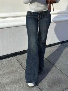 美式辣妹造型，采用弹力面料制成，穿着舒适，低腰款式，腰部前部纽扣闭合，贴身性感，水洗纯色女式口袋牛仔裤。