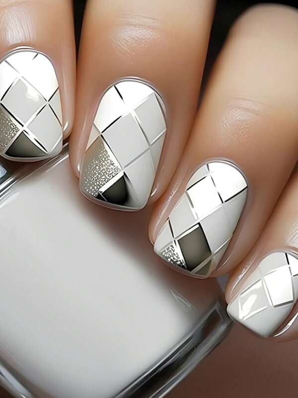 24 pezzi di unghie finte corte francesi realizzate a mano, stile Y2K, bianche, a forma di quadrato, con decorazioni a strisce glitterate, geometriche, argentate, a reticolo, stile semplice, riutilizzabili, unghie acriliche finte, accessori per unghie, con 24 pezzi di linguette in gel e una mini lima inclusi