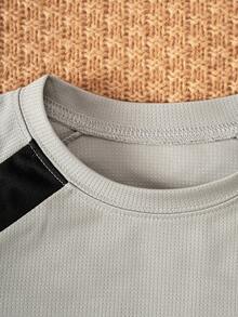 مجموعة من قطعتين للأولاد، تتكون من تي شيرت رياضية بأكمام راجلان وألوان متباينة وبنطال سحاب جيب مناسب للمدرسة والاستخدام اليومي والتدريب الرياضي - رمادي - مشاهدة 4