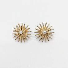 Brincos de design radial de fogos de artifício em metal dourado estilo vintage luxuoso com detalhes em pérola, elegantes