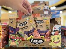 Spin Master 24个随机收藏毛绒丑怪兽钥匙扣，款式多样，造型独特，色彩鲜艳（发光，具有动物特征和疯狂表情） - Fuggler鑰匙圈2代盲袋 - 查看 9