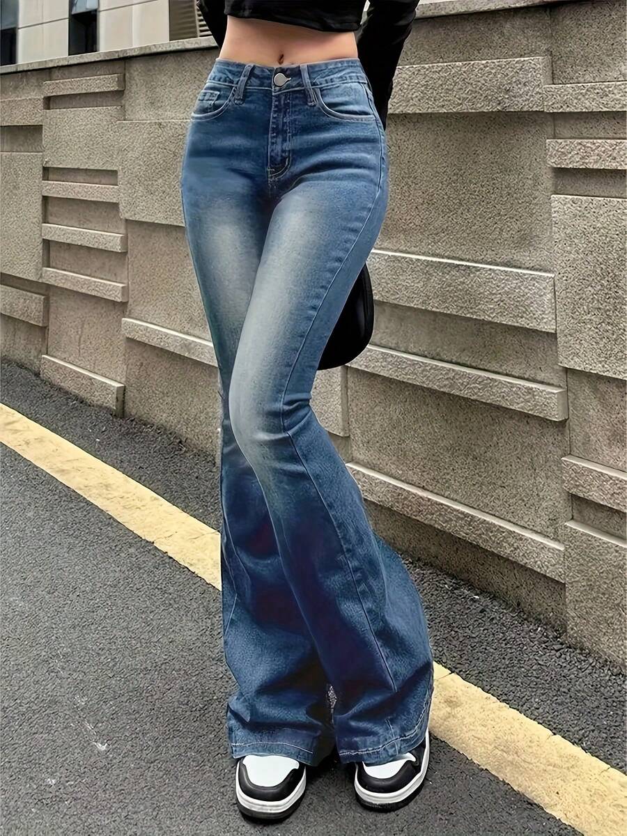 Jeans Acampanados de Alta Elasticidad para Mujer en Azul Lavado con Bolsillos Laterales con Solapa - Ajuste Cómodo, Denim Rasgado y Elegante para Uso Casual - Azul lavado medio - Ver 1