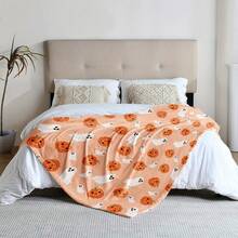 1 Stück Halloween-Decke Mit Gruseligen Geistern, Hexenhüten & Kürbissen – Weicher Flanell-Wurf Für Bett, Sofa, Camping – Gemütliche Pfirsich-Orange Herbstdeko, Ganzjahres-Komfort, Perfektes Geschenk Für Halloween-Partys Und Ganzjährige Nutzung