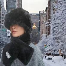 三件套冬季保暖配饰套装，适合女性。采用聚酯纤维面料，内衬加厚保暖层，包含手套、围巾和帽子。非常适合寒冷天气和户外活动，是圣诞节或情人节的完美礼物。