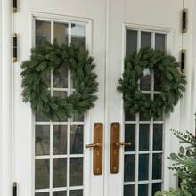 Corona de ramas de pino verde de 45 cm, guirnalda navideña de plástico duradero y realista con agujas y ramas de pino, decoración colgante para interiores y exteriores, puertas, paredes, ventanas, con asa para colgar fácilmente, adorno festivo para Navidad, Acción de Gracias y Año Nuevo