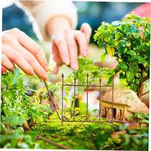 Vaka Life 5 Sätze Ornamente Bauernhofspielzeug Farm GartenwerkzeugSet Zauntor Bastelzeug Gartendekorationen BonsaiWerkzeuge MiniZaunModell Gartengeräte Eisen 5 Stück für Gartenbastelprojekte Landschaftsdeko und kindgerechte Spielzeugnutzung im Freien