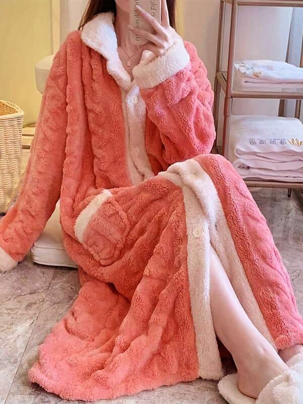 Roupão de lã coral supermacio para mulheres, pijama listrado vermelho e branco de imitação de caxemira, mangas compridas com bolsos, lavável à máquina e pode ser usado ao ar livre, roupa confortável de inverno para casa.