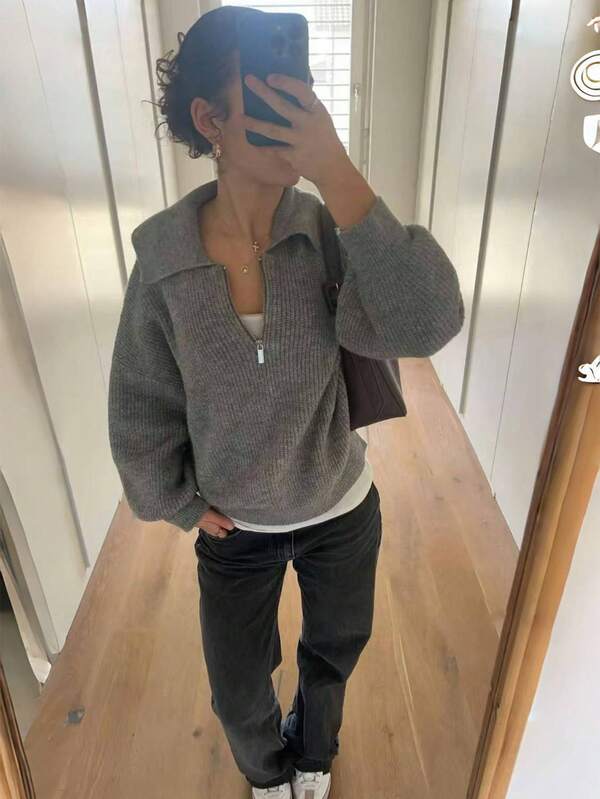 كنزة صوفية نسائية محبوكة بياقة عالية نصف سحاب باللون الرمادي