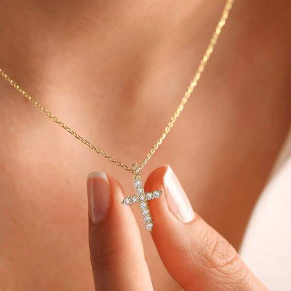 قلادة صليب ذهبية مرصعة بالزركونيا: قلادة صليب ذهبية فاخرة، مزينة بزركونيا لامعة. تصميم أنيق، مثالية للارتداء اليومي أو كهدية ذات معنى.
