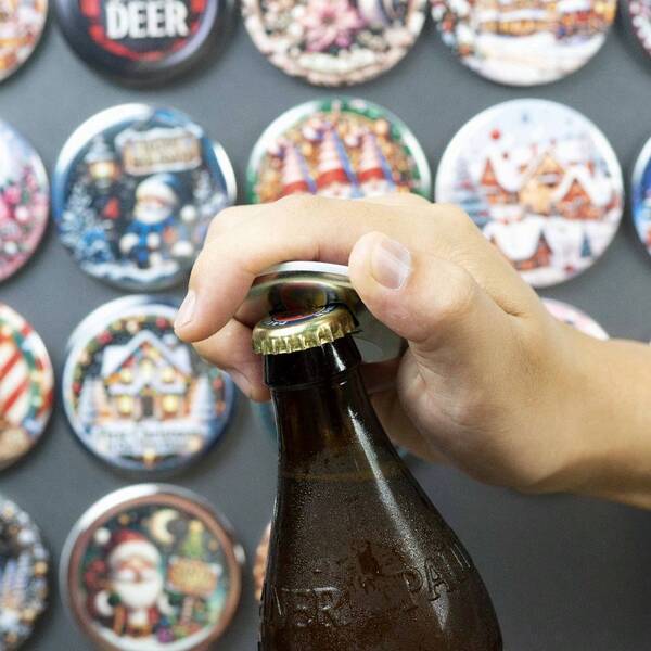 1PC Manual Christmas Bottle Opener Refrigerator Magnets For Beer And Beverages - Easy To Hold Round Bottle Opener, Decorative Fridge Magnet With Nativity, Santa Claus, Snowman Elements, Fun Kitchen Supplies, Thanksgiving, Christmas And New Year Gifts, Christmas Party Supplies, Family Dinner