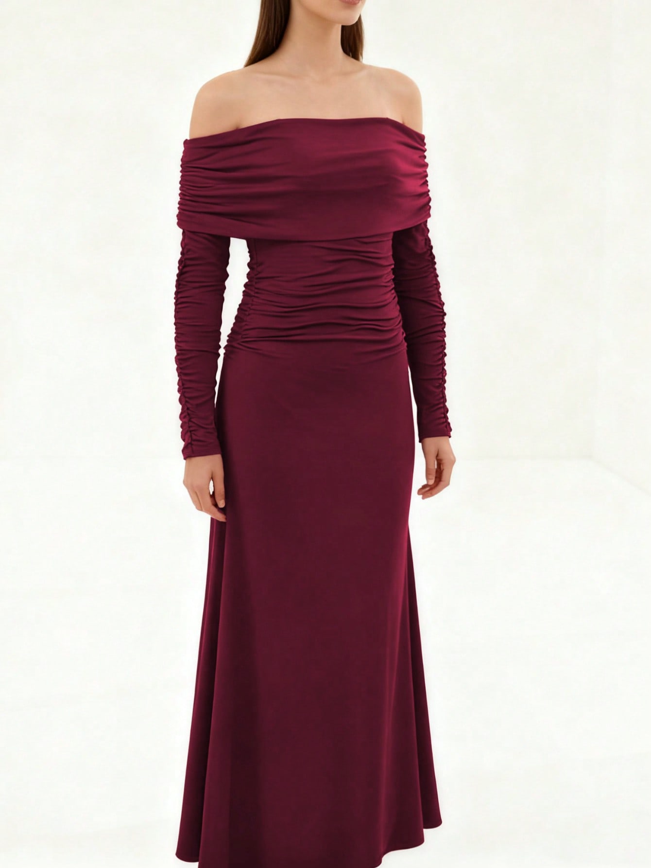 فستان سهرة أنيق بتصميم كتف مكشوف بلون أحمر داكن، ق...