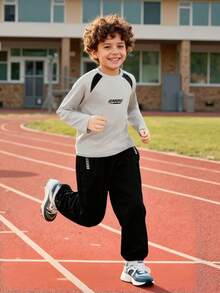 مجموعة من قطعتين للأولاد، تتكون من تي شيرت رياضية بأكمام راجلان وألوان متباينة وبنطال سحاب جيب مناسب للمدرسة والاستخدام اليومي والتدريب الرياضي - رمادي - مشاهدة 3