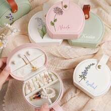Hộp đựng trang sức mini tùy chỉnh trang trí hoa sinh nhật và tên, hộp đựng trang sức du lịch bằng da cá nhân hóa, thích hợp làm quà tặng cho phù dâu, đám cưới, sinh nhật, quà tặng ngày lễ. - Nhiều màu - Xem 6