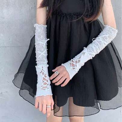 Maxed-Out Cool Factor! INS-Inspired Fingerless Gloves Meet Y2K Vintage Arm Warmers. With Distinctive Straps Winding Around The Wrists, You'll Easily Nail The Street-Style Accessory Look. Detachable Straps Accentuate Your Wrists, Combining On- Charm With Functionality. The Striking Wrist Strap Details Turn You Into A Street Fashion Icon In Seconds.