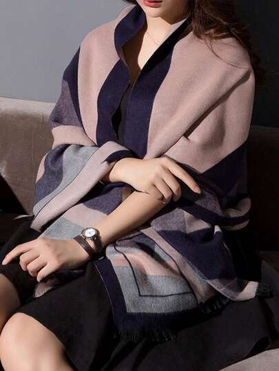 女士加厚超大披肩围巾，用途广泛，适合空调房办公环境，秋冬季保暖舒适，可搭配连衣裙穿着。