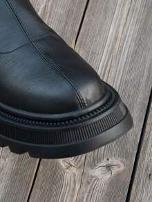 2025新款秋季少女厚底中筒靴，圆头粗跟设计，后拉链，防水，适合所有季节，黑色中筒靴，时尚舒适，适合日常通勤和户外穿着